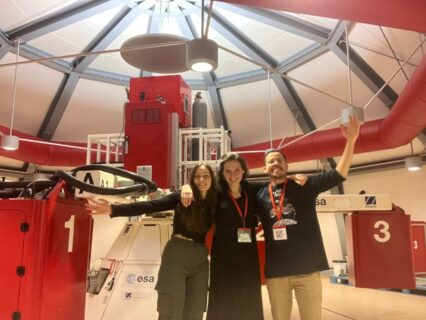 Nadja Al Akkam, Olfa D'Angelo and Geovane de Jesus Rodrigues in front of the centrifuge.