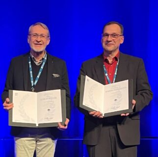 Prof. Dr. Martin Hartmann (r.), Erlangen Center for Interface Research and Catalysis (ECRC), and Dr. Ulrich Müller, formerly BASF SE, are the first two award winners.