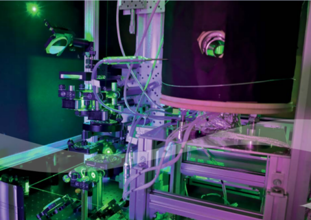 Surface light scattering (Image: SLS) for the determination of viscosity and interfacial tension of working fluids relevant for process and energy engineering (Image: M. Gmelch/FAU)