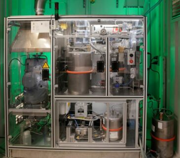 Prototype plant for hydrogen release from liquid organic hydrogen carriers (Image: K. Zeug/FAU)