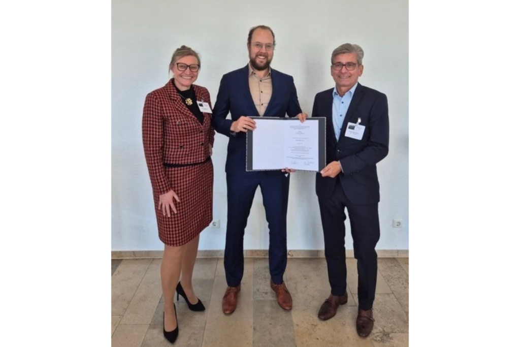 Dr. Gesa Netzeband, Managing Director of DGMK e. V., and Tilman Bechthold (right), Chair of the DGMK Division on Carbon Carrier Conversion, with award recipient Dr.-Ing. Schühle at the Carl Zerbe Award ceremony.